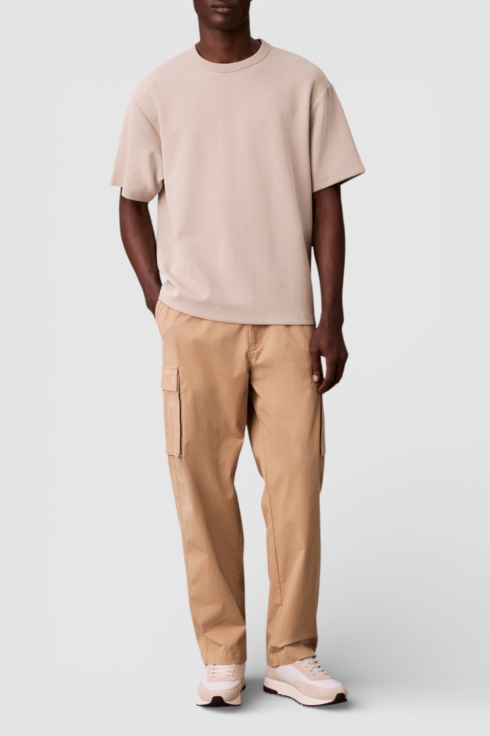 תמונת כל הלוק של חולצת טי